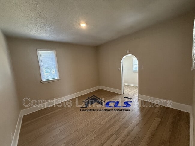 Building Photo - 2132 Blaine Ave