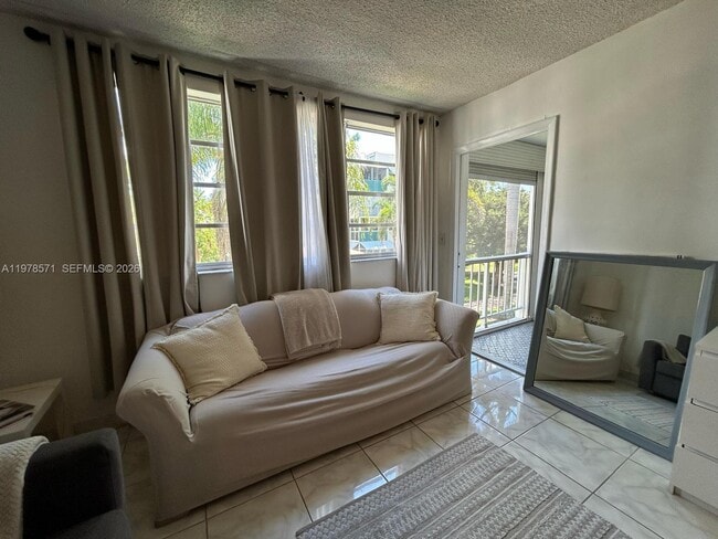 Building Photo - 1333 E Hallandale Beach Blvd