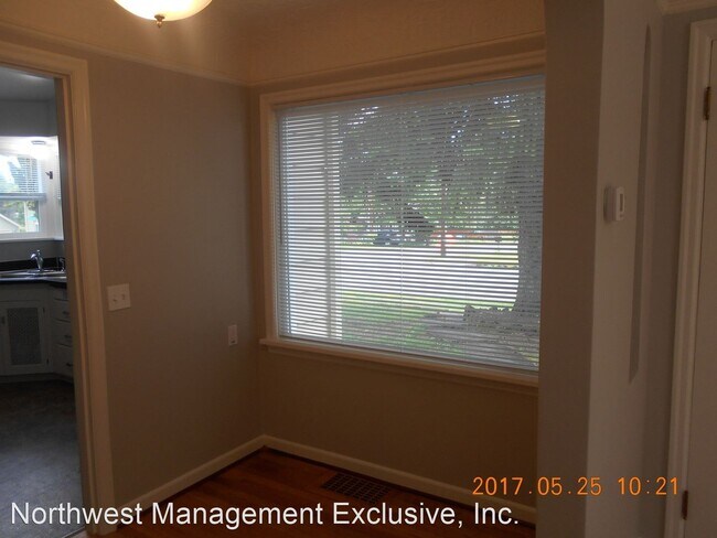 Building Photo - 3 br, 1.5 bath House - 2037 NE Dallas St.