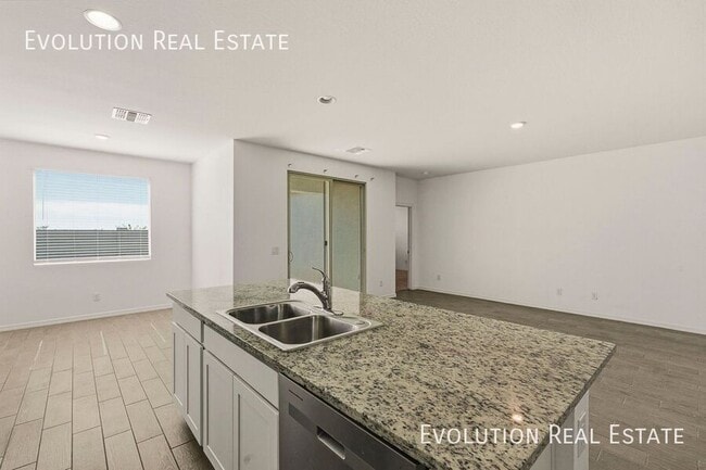 Building Photo - 11461 E Ulysses Ave