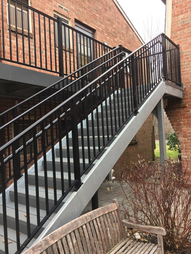 Building Photo - 706 Meadow Woods Ln