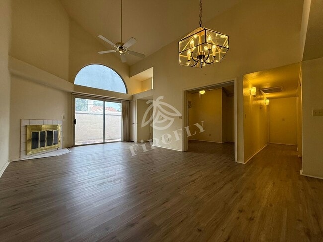 Primary Photo - 1111 W Summit Pl