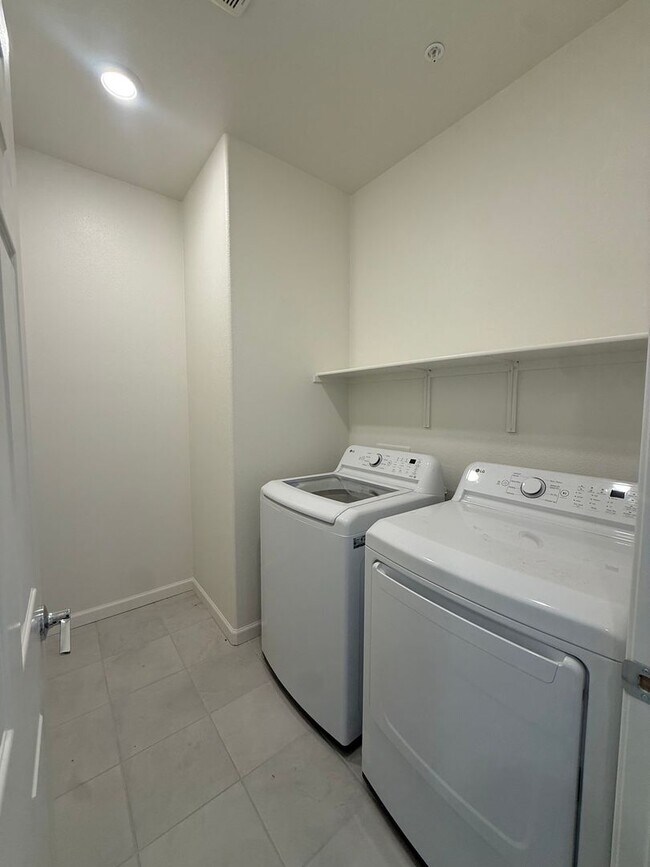Building Photo - 2081 Fuchsia Dr