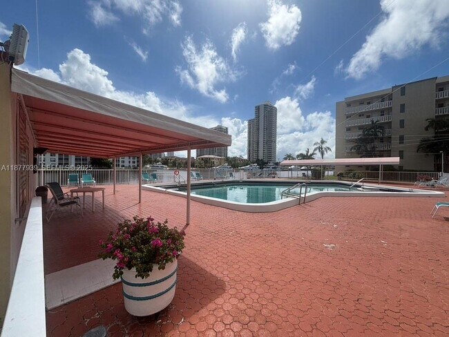 Building Photo - 2999 Point E Dr