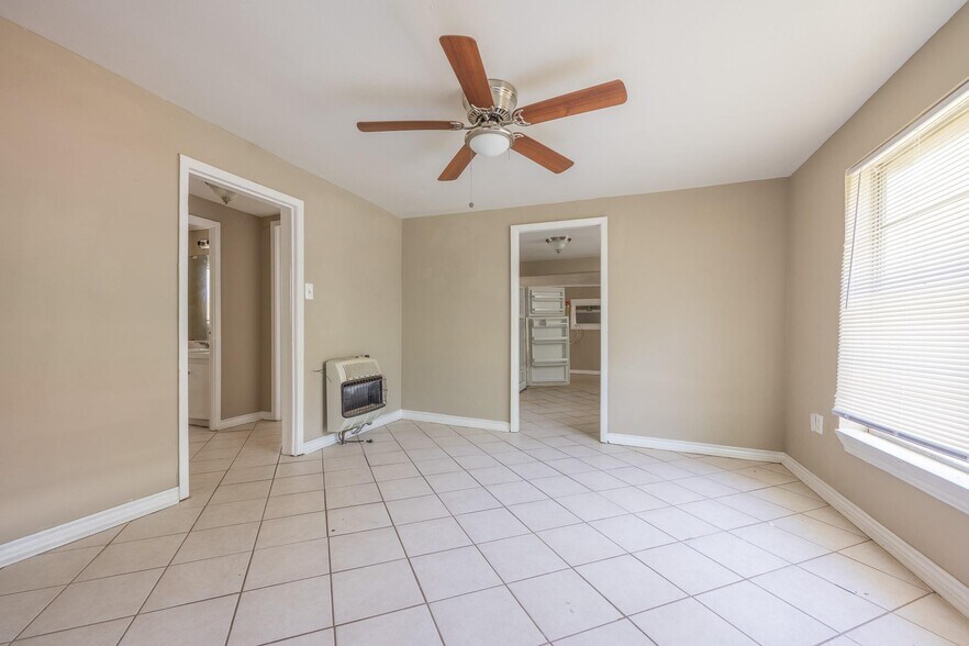 Dining Rm - 901 N Hamlett St