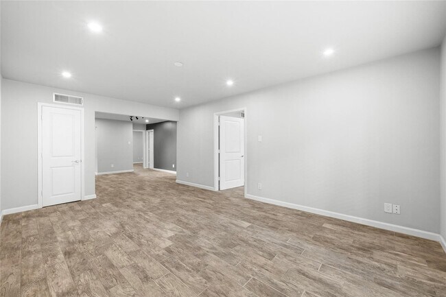 Building Photo - 6014 E University Blvd