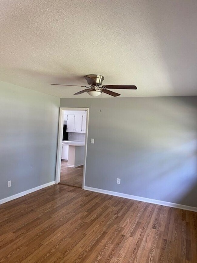 Building Photo - Brick Ranch Home in Pine Valley