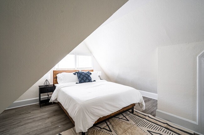 Building Photo - 4Bdrm Upper Flat of Eastside Duplex Fully Remodeled