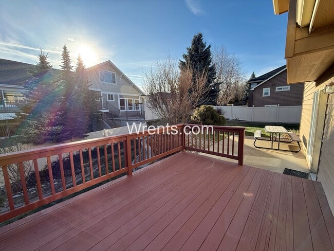 Building Photo - Beautiful 5-mile prairie home! Available now!