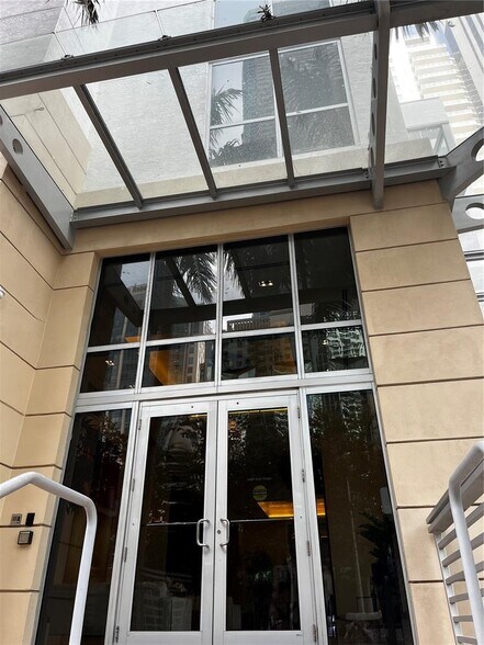 Building Photo - 1060 Brickell Ave