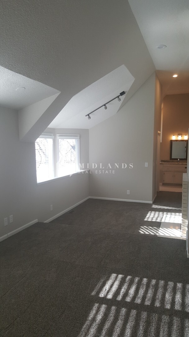 Building Photo - Stunning Updated Rockbrook Home