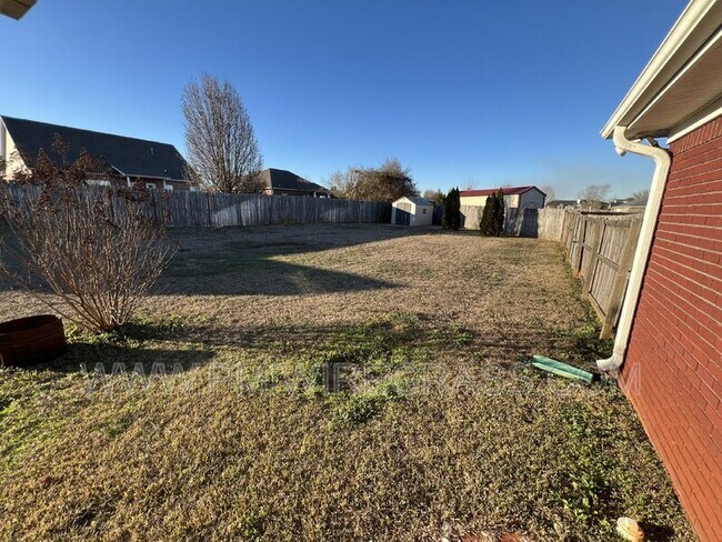 Building Photo - 267 Maree Dr