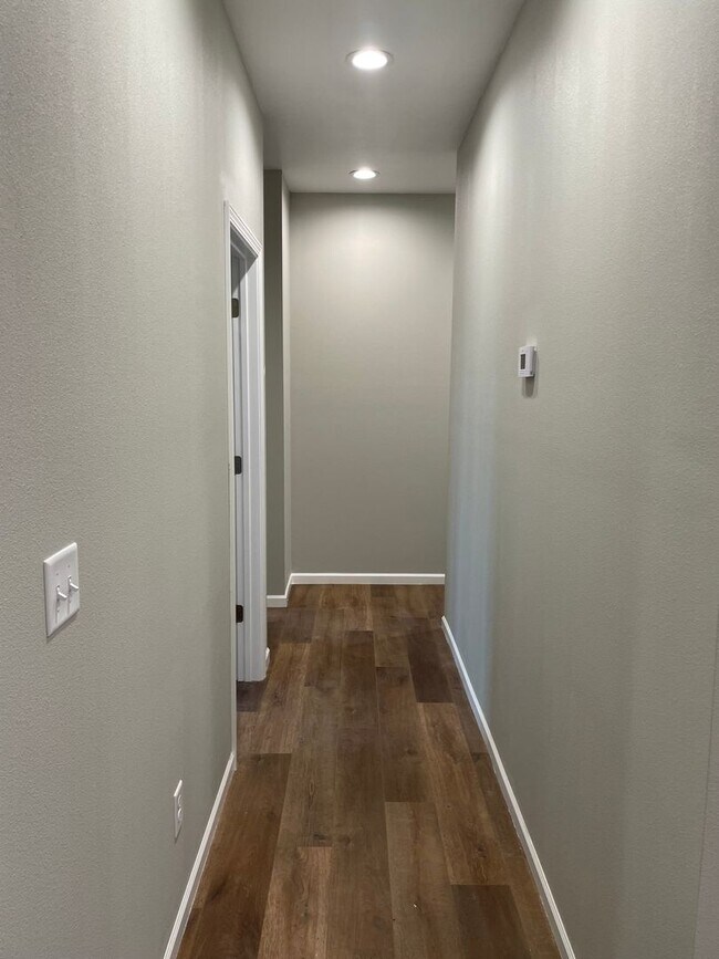 Building Photo - 4 bed 2 bath 2 Car Garage