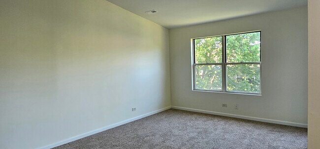 Building Photo - 1 Acorn Ln