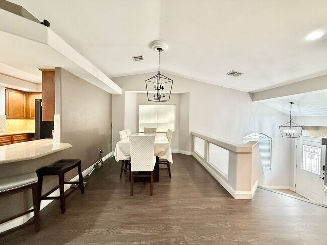 Building Photo - Charming Cul-de-Sac Home with Bonus Room & Backyard