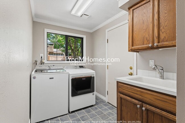 Building Photo - Updated Three Bedroom Home in Tigard!