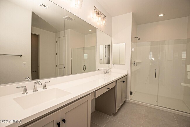 Building Photo - 1941 W Holden Dr