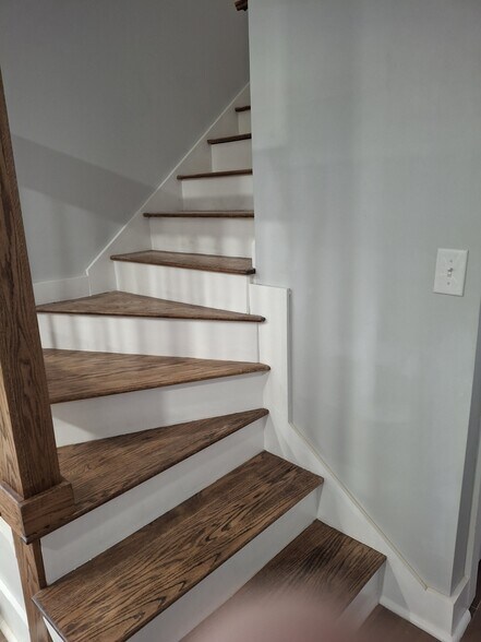 Building Photo - 27 Oak St