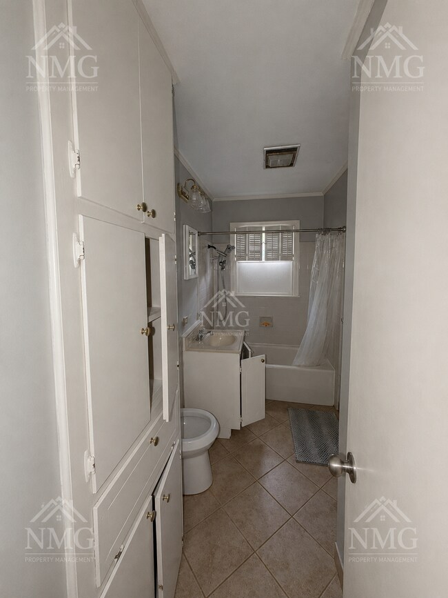 Building Photo - 4247 E Ridge Dr