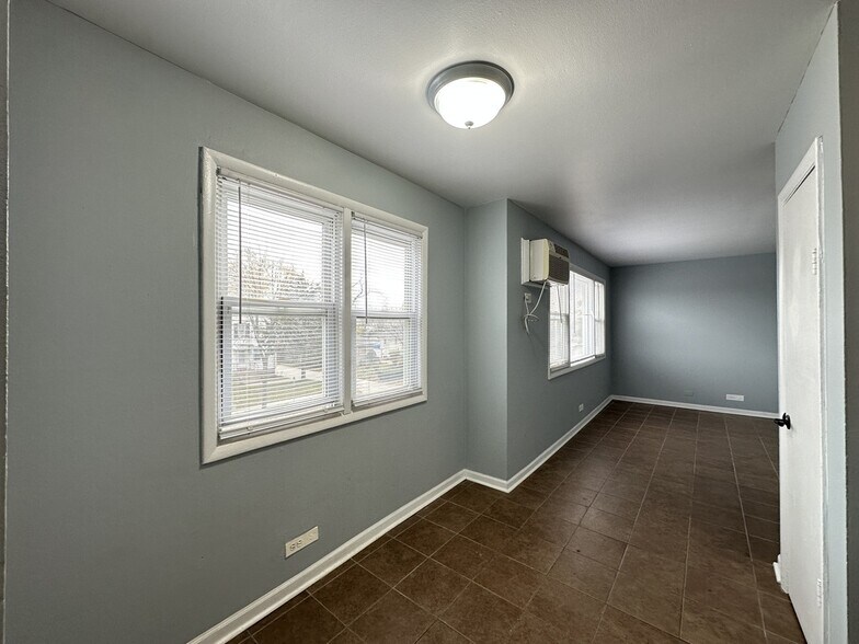 Building Photo - 9620 Ivanhoe Ave