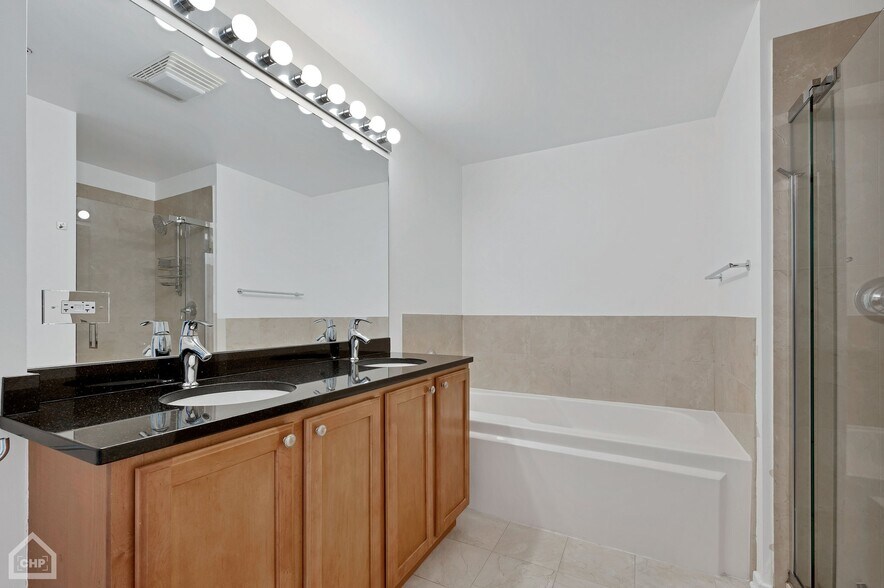 Building Photo - 210 S Desplaines St