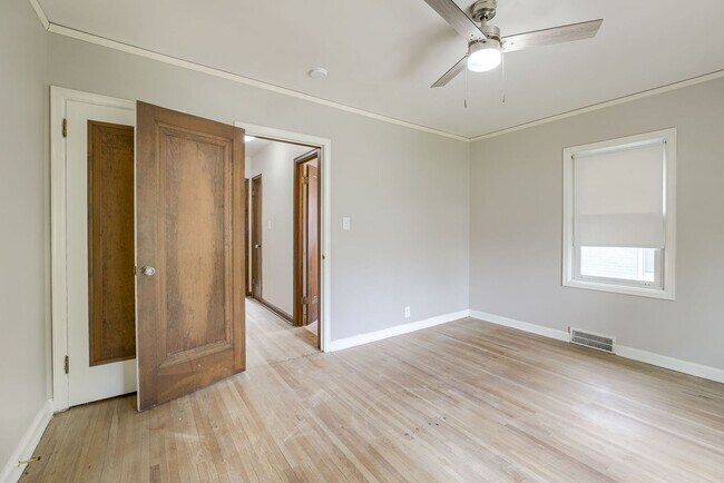Building Photo - Happy Hollow 3 Bedroom!!