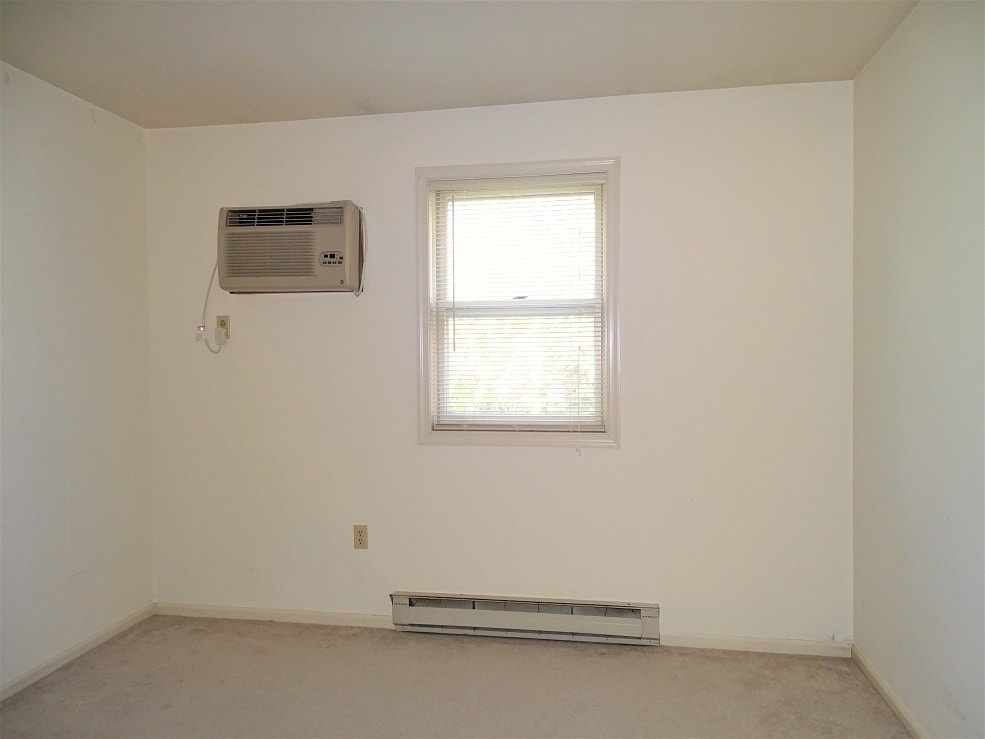 Building Photo - 682 S Cedar St