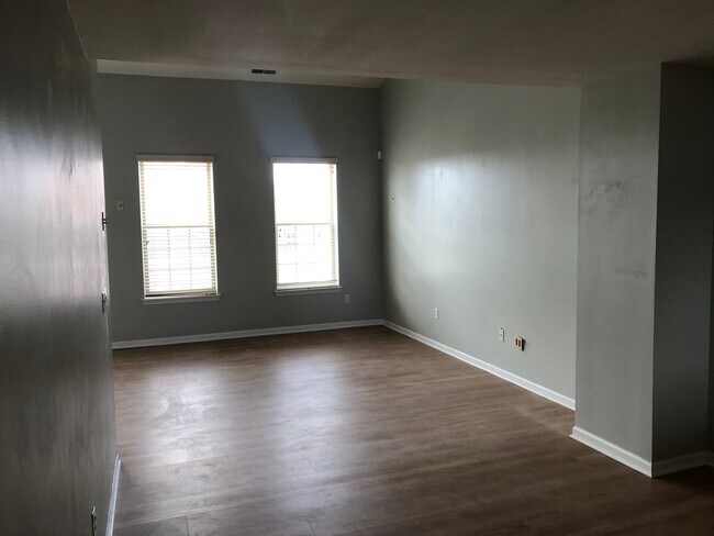 Building Photo - 1112 Fountain View Cir