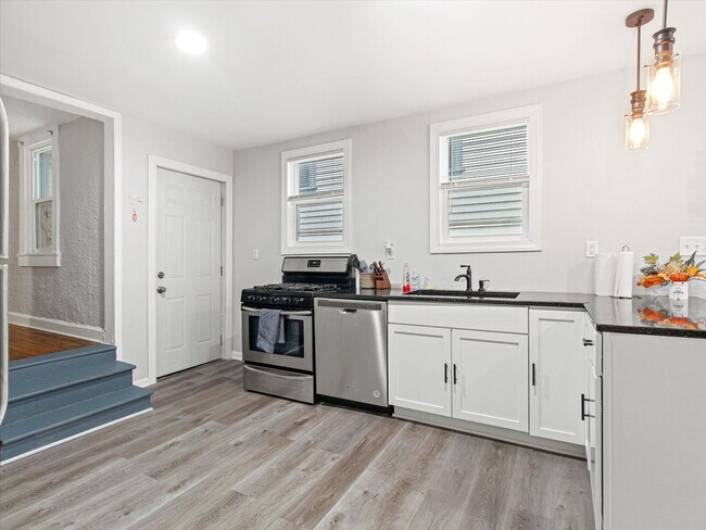 Building Photo - Updated 3 Bed / 1 Bath Duplex — Lower East...