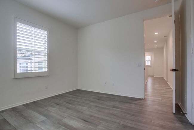 Building Photo - 5 Bedroom Home in Rancho Tesoro!