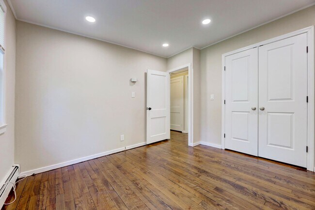 Building Photo - De Graw Ave Triplex