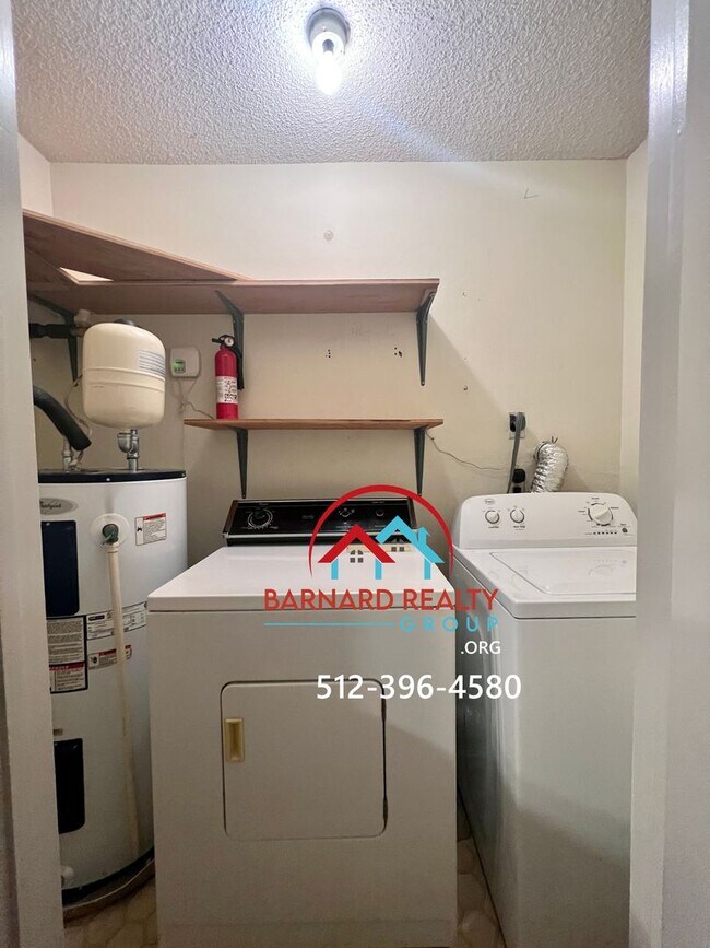 Building Photo - 402 N Fredericksburg St