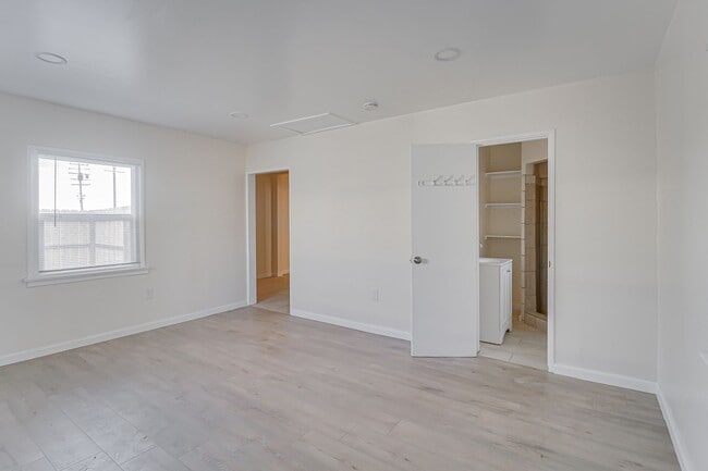 Building Photo - 2 bed 1 bath in Oildale!