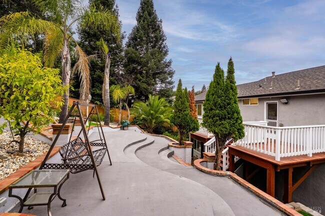 Building Photo - Luxury Living in Fountaingrove
