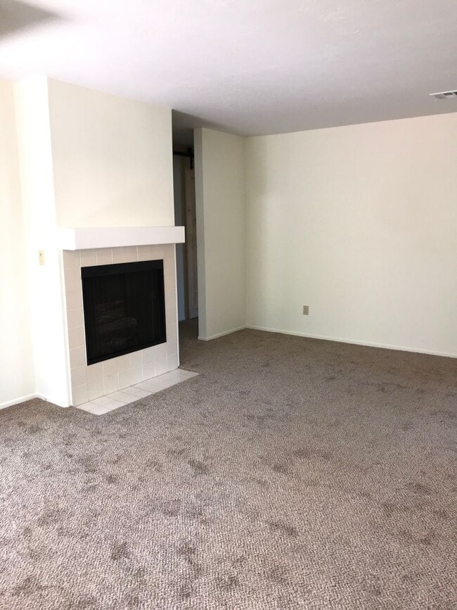 Building Photo - Cute and Cozy 2Br/2Ba Dual Master Condo in Terra Vista II