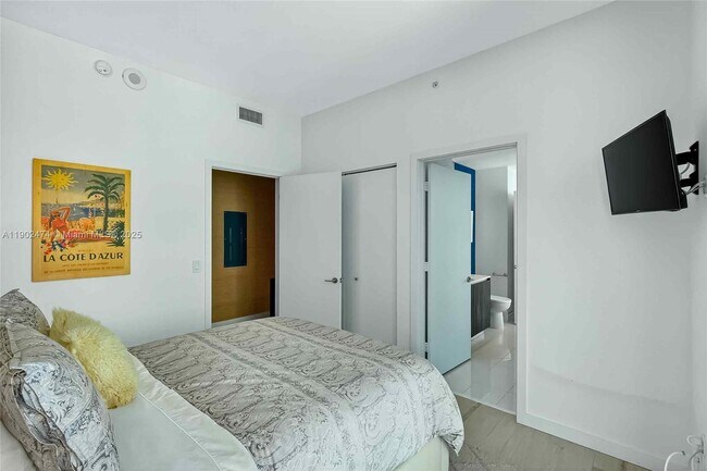 Building Photo - 480 NE 31st St