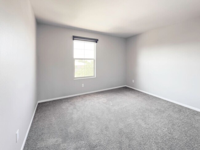 Building Photo - Beautiful 2 Story 5 Bedroom SOLAR Home + L...
