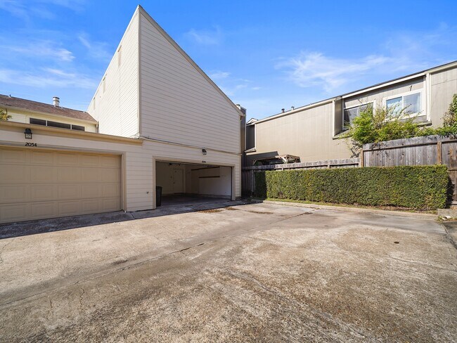 Building Photo - 2056 Augusta Dr