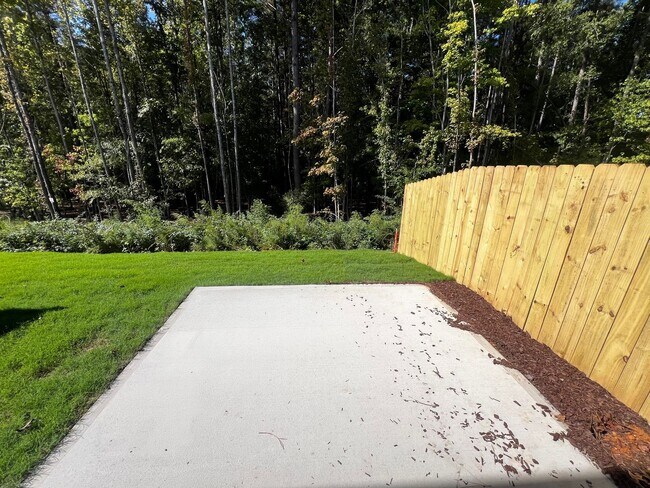 Building Photo - MOVE IN READY -3 Bed, 2.5 Bath 1 car garag...