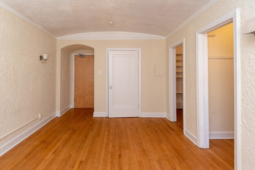 Building Photo - 556 W Arlington Pl