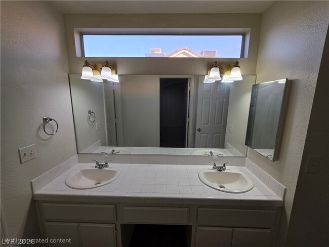 Building Photo - 6561 Avon Ct