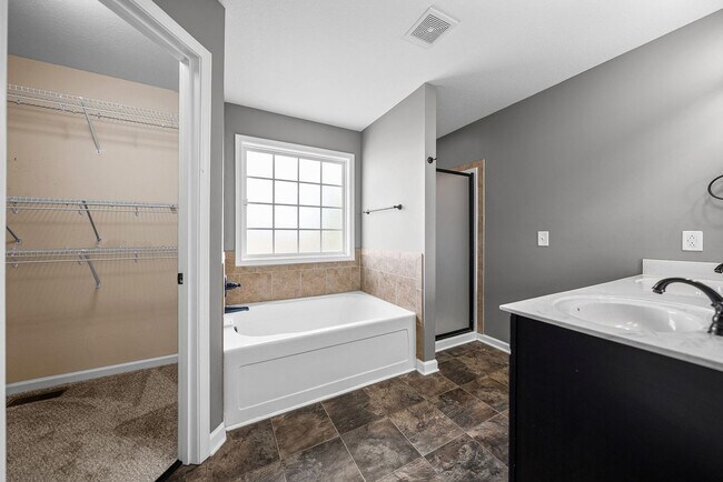 Building Photo - Pet Friendly Three Bedroom!