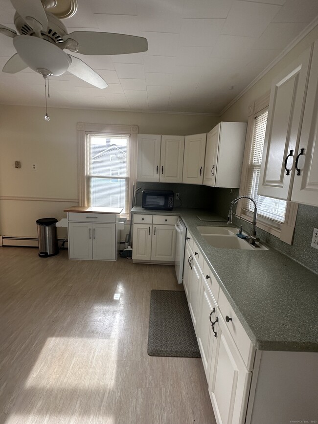 Building Photo - 421 Main St