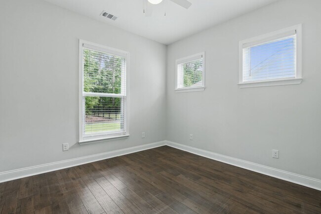 Building Photo - Spacious 5 Bedroom Home in Richmond Hill’s Waterways Community