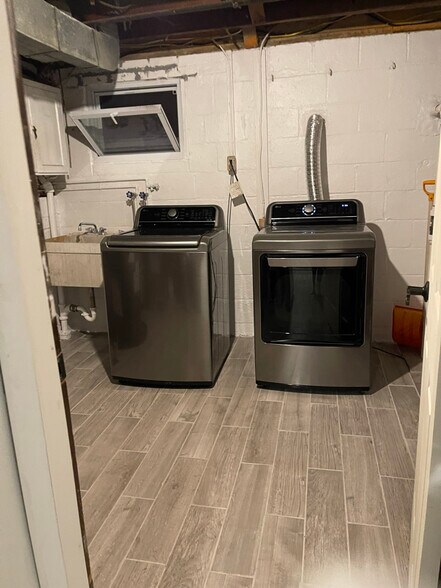 Building Photo - 515 Barrymore Dr