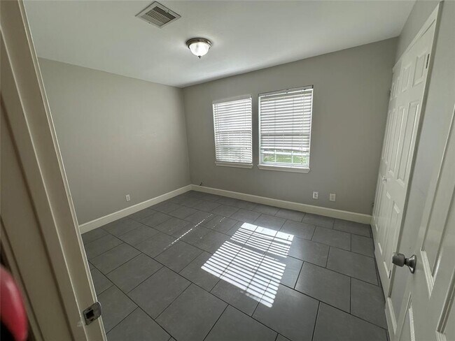 Building Photo - 9329 Chesterfield Dr