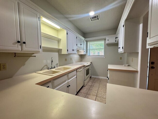 Building Photo - 905 Rambling Oaks Dr