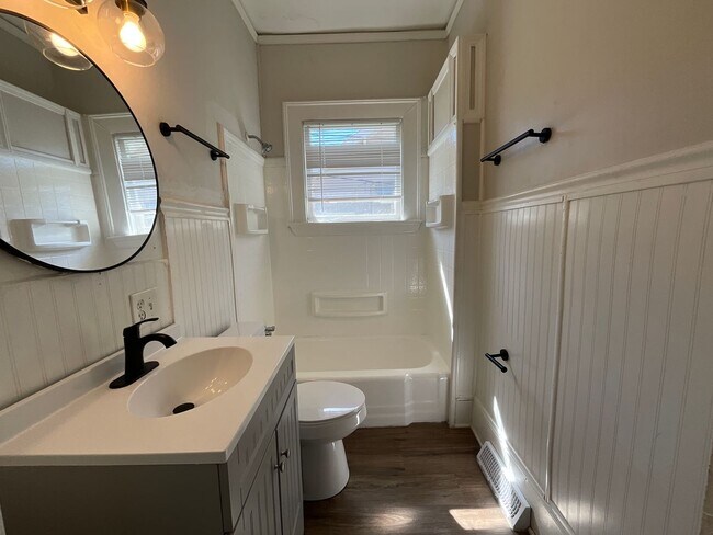 Building Photo - Charming 3 bedroom/1.5 bathroom REMODELED home close to High Point University