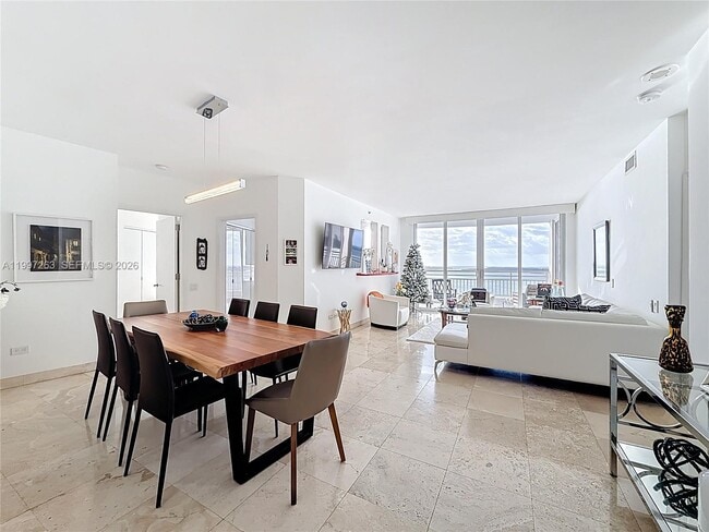 Building Photo - 808 Brickell Key Dr