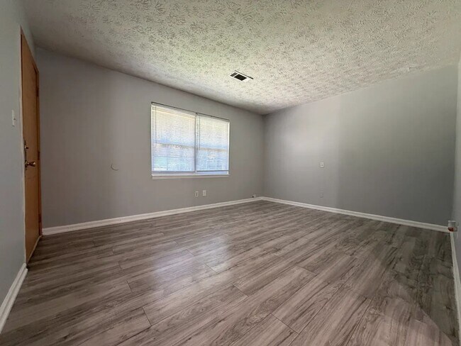 Building Photo - 4882 Valley Dale Ct SW